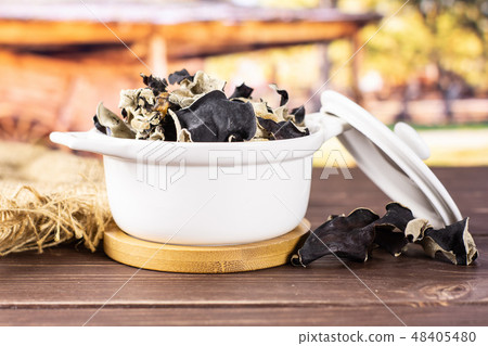 Dry black mushroom jew ear with cart 48405480