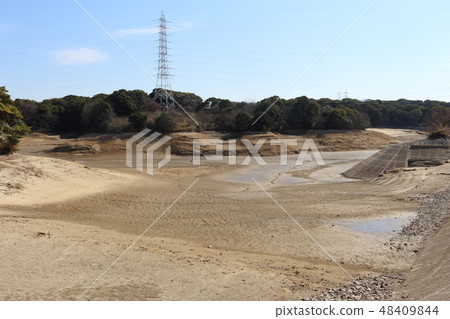 乾涸的水壩(愛知縣赤塔市Safuri池塘) 乾涸的水壩(愛知縣赤塔市Safuri池塘) 48409844