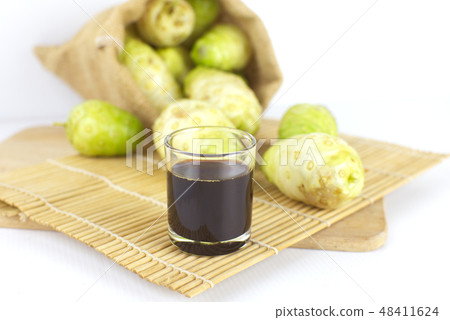Noni juice or noni juice extracted on bamboo mat o Noni juice or noni juice extracted on bamboo mat o 48411624
