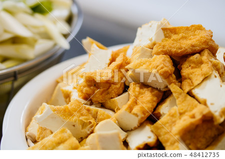 Cut long onion and deep-fried · prepared for preparation 48412735