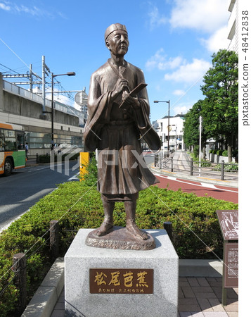在Minami-Senju駐地的西入口的Matsuo Basho雕象 在Minami-Senju駐地的西入口的Matsuo Basho雕象 48412838