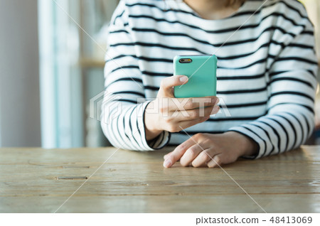 有智能手機的女性手 有智能手機的女性手 48413069