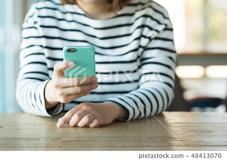 有智能手機的女性手 有智能手機的女性手 48413070