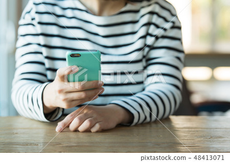 有智能手機的女性手 有智能手機的女性手 48413071