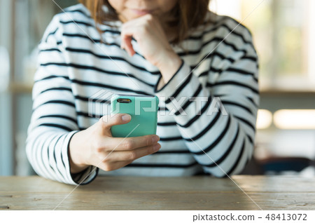 有智能手機的女性手 有智能手機的女性手 48413072