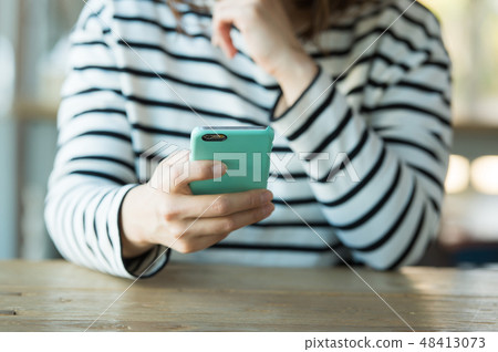 有智能手機的女性手 48413073
