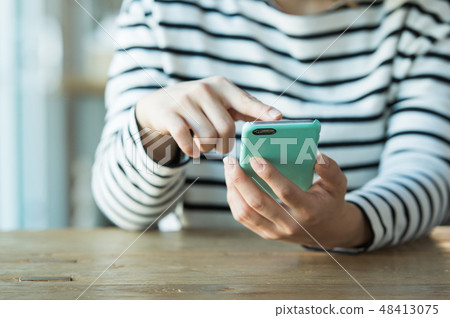 Female hand with a smartphone 48413075