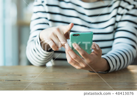 有智能手機的女性手 48413076