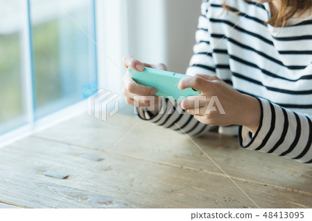 有智能手機的女性手 有智能手機的女性手 48413095