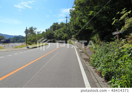 山尾大沼一側的山間小道。 山尾大沼一側的山間小道。 48414371
