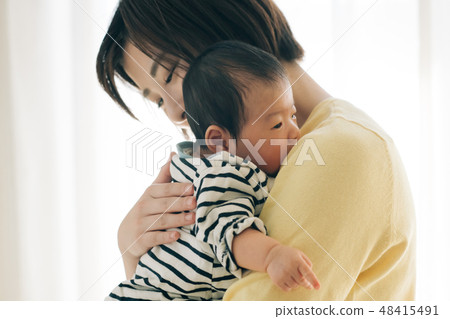 嬰兒在母乳喂養母親新生兒後打嗝 48415491
