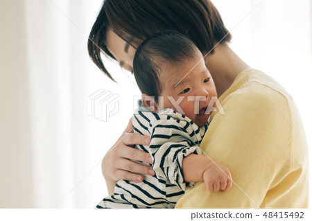 嬰兒在母乳喂養母親新生兒後打嗝 48415492