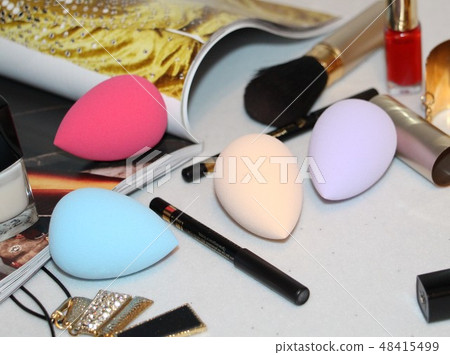 Cosmetic sponge for applying cosmetics on the face 48415499