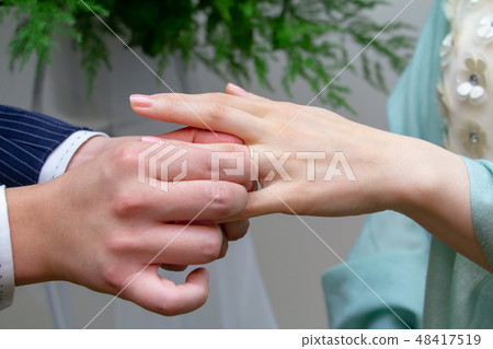 結婚戒指交換手 結婚戒指交換手 48417519