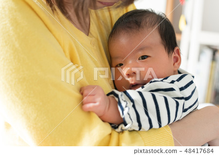 嬰兒寶寶嬰兒新生嬰兒進行母親的胸部 48417684