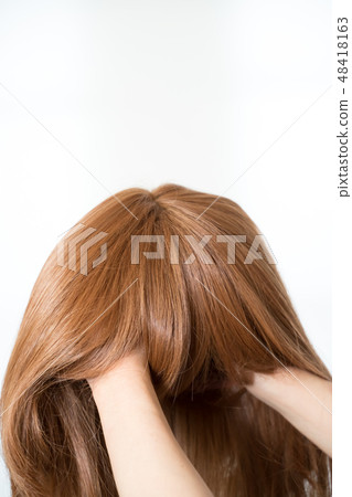 A wig 48418163