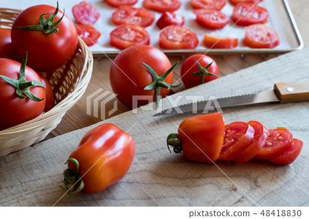 Preparation of dried tomatoes - slicing tomatoes 48418830