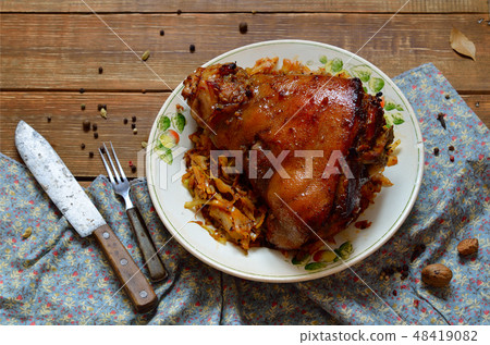 Eisbeinwith stewed cabbage 48419082