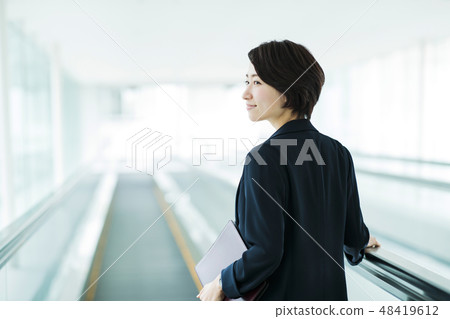 營業所女商人女性自動傾斜 48419612