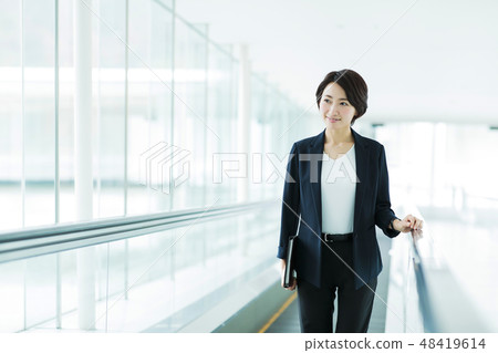 營業所女商人女性自動傾斜 48419614
