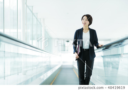 營業所女商人女性自動傾斜 48419619