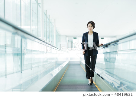 營業所女商人女性自動傾斜 48419621