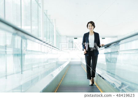 營業所女商人女性自動傾斜 48419623