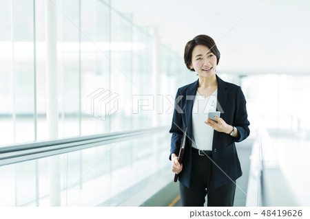 營業所女商人女性自動傾斜 48419626