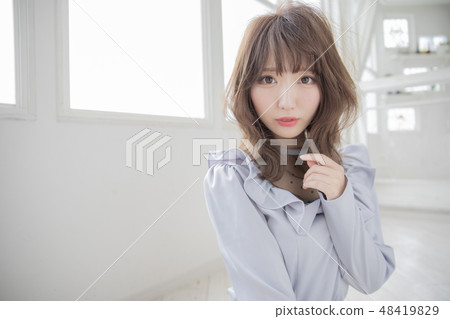 捲髮中等風格的日本女性 捲髮中等風格的日本女性 48419829