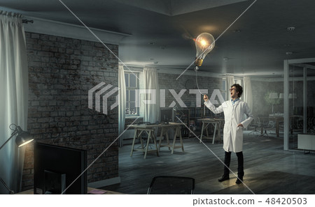 Doctor with bulb balloon 48420503