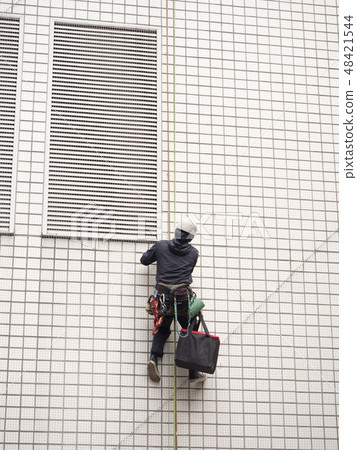 Renovation of building by swing construction method 48421544