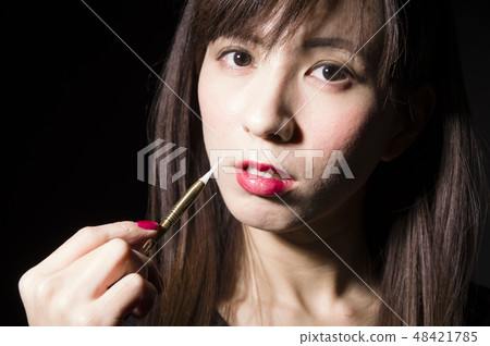 一個玩飛鏢的女人 一個玩飛鏢的女人 48421785