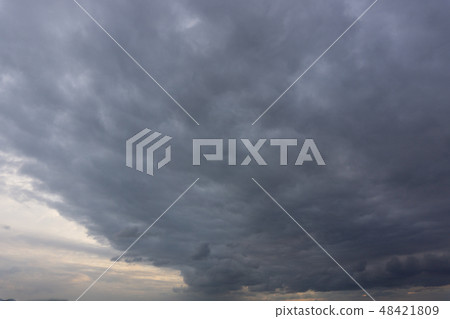 多雲的天空 多雲的天空 48421809