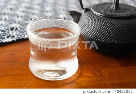 Shirogane drinks hot water hot spring water iron bottle Shirogane drinks hot water hot spring water iron bottle 48421892