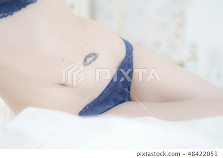臥室內衣和紋身 48422051