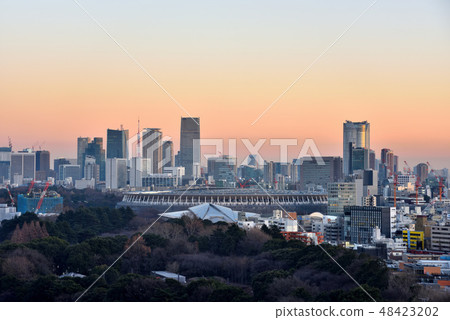 新宿的街道在陽光明媚的晚霞和國家體育場沾染 48423202