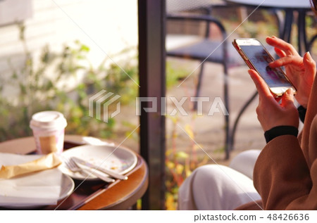一個操作智能手機的女人 一個操作智能手機的女人 48426636