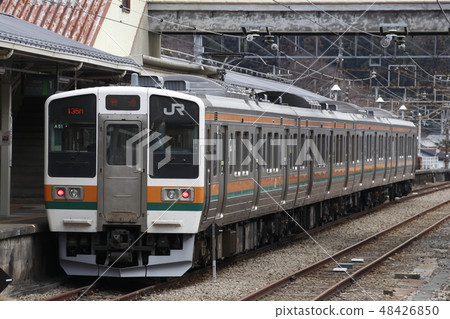 在橫河站停靠的211系列列車 48426850