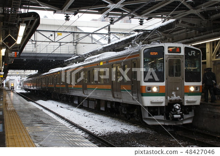 冬季上越線高崎口211系列（雙塔那車） 48427046