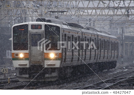 冬季從高崎站出發的211號列車(信越線、上越線、兩毛線、吾妻線) 冬季從高崎站出發的211號列車(信越線、上越線、兩毛線、吾妻線) 48427047