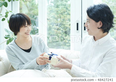 Couple Lifestyle Present Couple Lifestyle Present 48427241