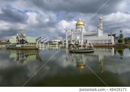 Sultan Omar Ali Saifuddien Mosque in Brunei  48429171