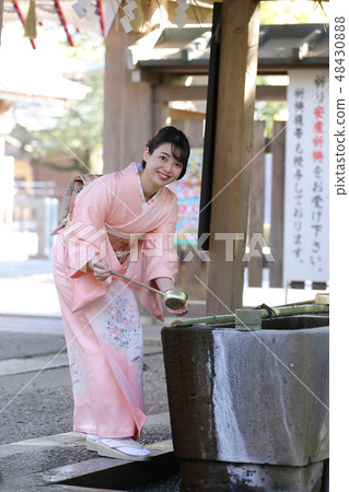 和服形狀的女人 48430888