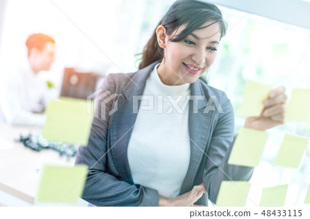 smart attractive businesswoman brain storm  48433115