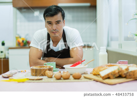 boring husband preparing breakfast  48433758