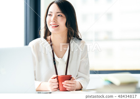 Woman     48434817