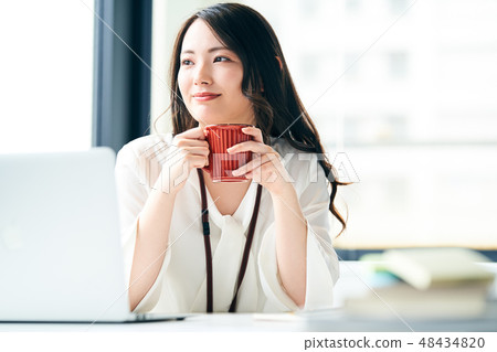 Woman     48434820