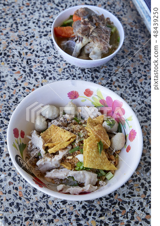 Wide rice noodles with vegetables pork 48439250