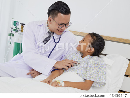 The doctor is treating the girl. The doctor is treating the girl. 48439347