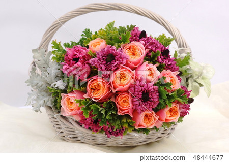 玫瑰和毛茛屬花籃 玫瑰和毛茛屬花籃 48444677